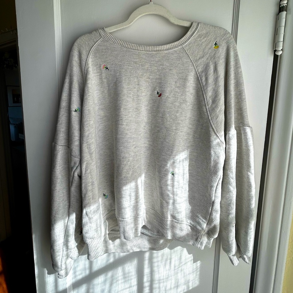 Grey Sweater with puffed sleeves and embroidered flowers
